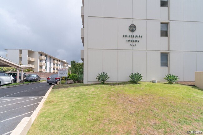 Foto del edificio - Upgraded 2BR 1BA 1PARKING near Waikiki & UH Manoa! Dishwasher & Washer/Dryer In Unit!