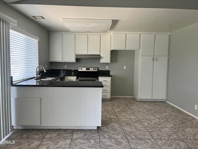 Foto del edificio - 5659 Holly Ridge Dr