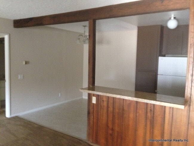Foto del edificio - Upstairs Condo with Balcony