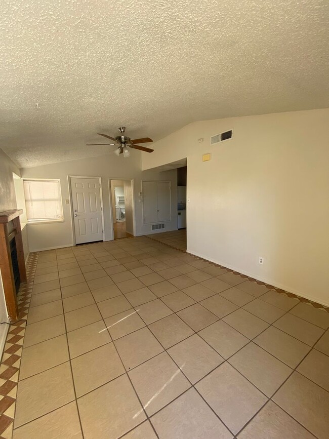 Building Photo - Cute 2 bedroom, 2 bath duplex, spacious backyard.