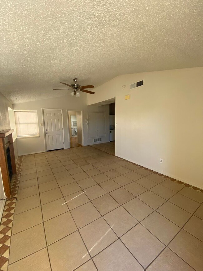 Foto del edificio - Cute 2 bedroom, 2 bath duplex, spacious backyard.