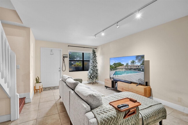 Building Photo - 9851 Riverside Dr