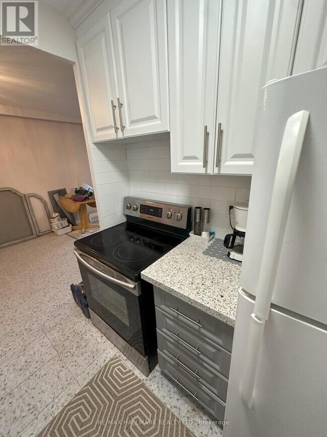 Photo du bâtiment - 915-915 Midland Ave