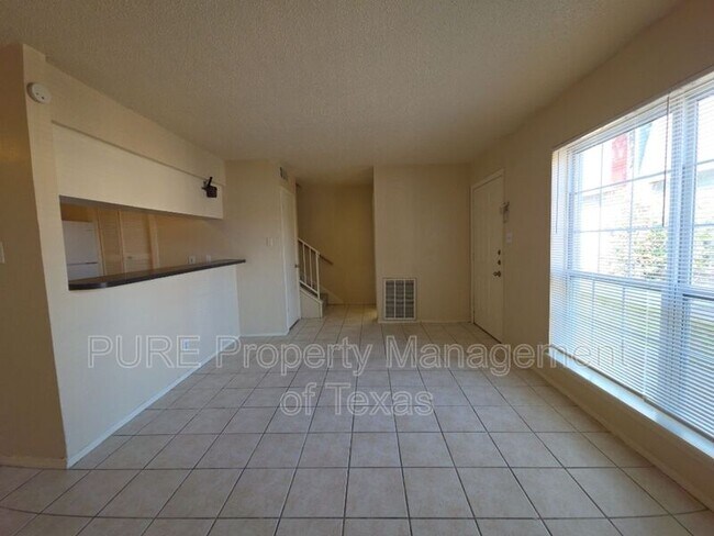 Foto del edificio - 5808 Wellington Dr