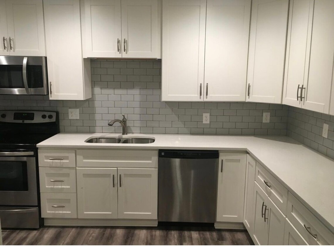 Foto principal - Renovated 2 Bedroom 2 Bathroom Condo off N...