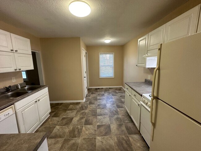 Building Photo - Cozy 1-Bedroom 1 1/2 bathroom Home