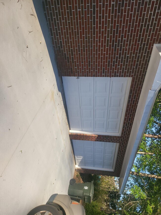 Building Photo - 105 Pinecrest Dr
