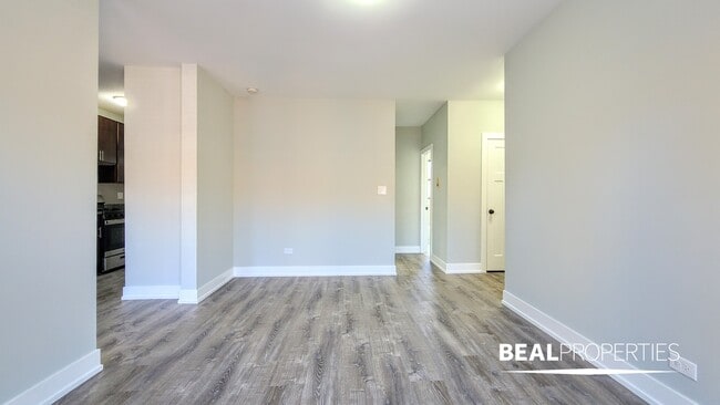 Building Photo - 622 W Cornelia Ave