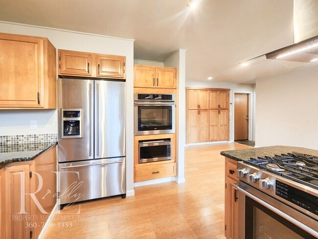 Foto del edificio - Modern Elegance Meets Tranquil Lakeside Living On Osprey Circle