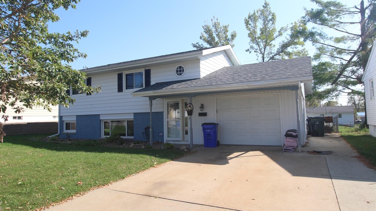 Primary Photo - 4528 Ozark St NE