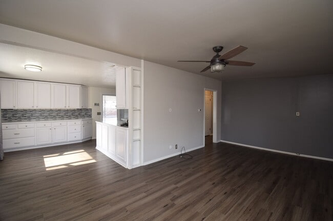 Building Photo - Updated and Charming 3 Bed Home with Fiber Internet & New Appliances!!!