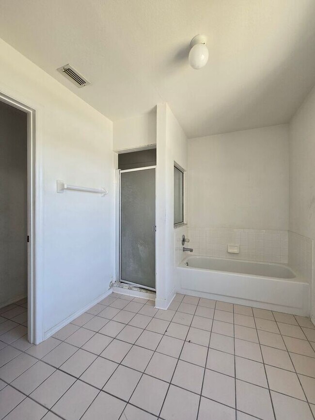 Foto del edificio - Large 4 Bedroom 2 & 1/2 Bath - 2 story Hom...