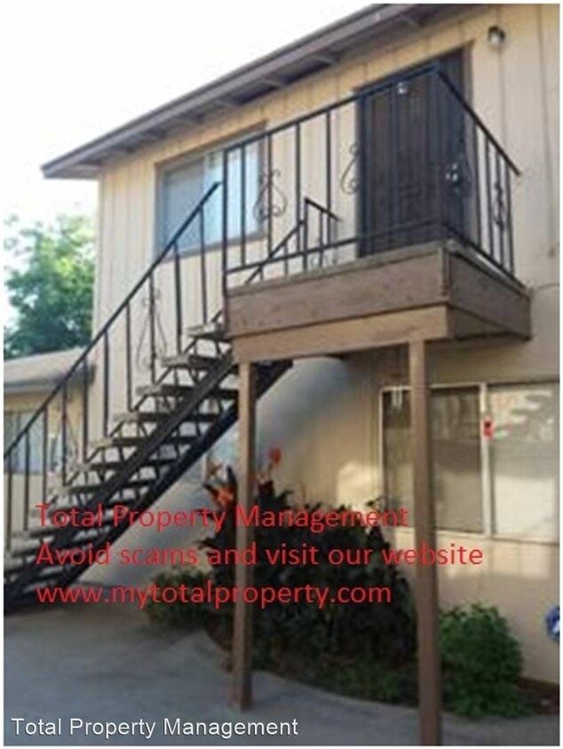 Primary Photo - 2 br, 1 bath House - 915 W. Oak # 4