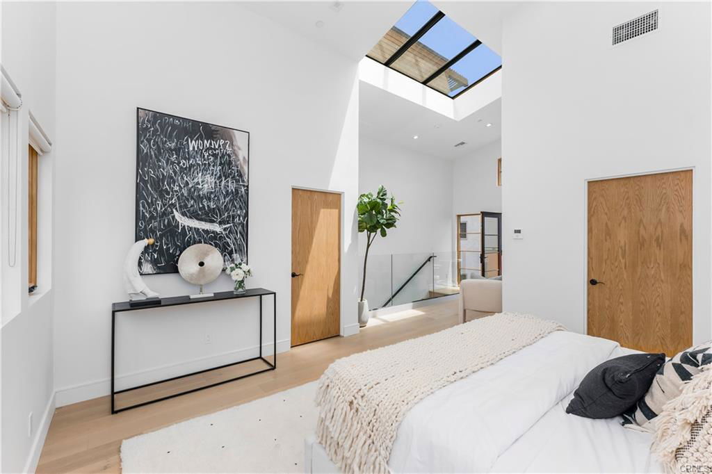 Foto principal - 1035 1/2 North Vista Street, West Hollywoo...