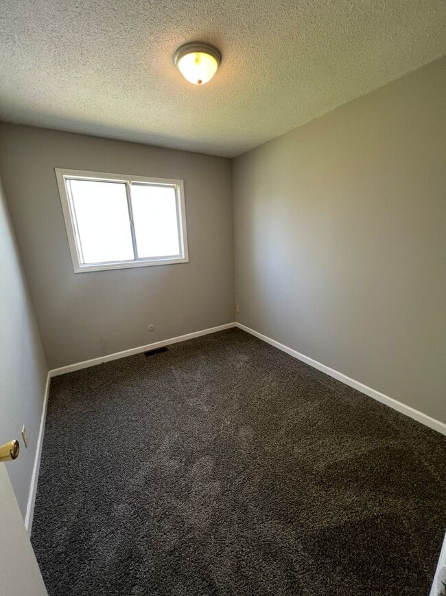 Building Photo - 3 bedroom 1 bath home in Rock Island