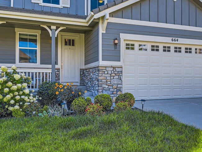 Foto del edificio - 664 Tiger Lily Way