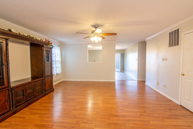 Foto del edificio - 6645 Newstead Dr