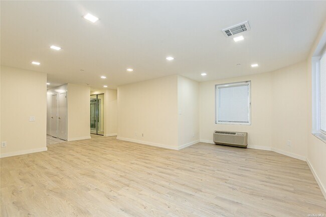 Foto del edificio - 100 Great Neck Rd