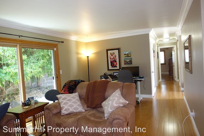 Foto del edificio - 2107 Fallen Leaf Ln
