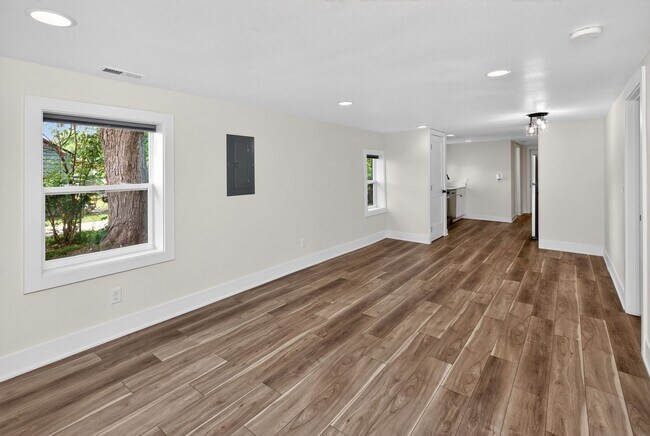 Building Photo - Newly Updated!! 3 Bedroom, 1 Bathroom Home in Des Moines!