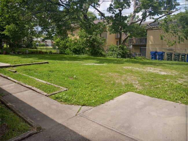 Building Photo - 806 W 25th St