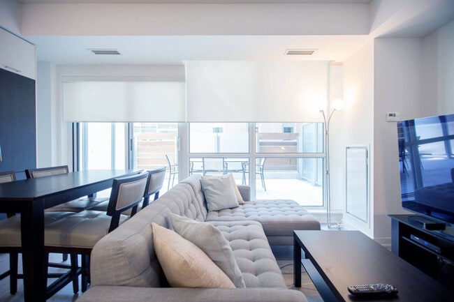 Building Photo - 199 Richmond St W