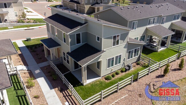 Foto del edificio - Beautiful, modern townhouse with primary b...