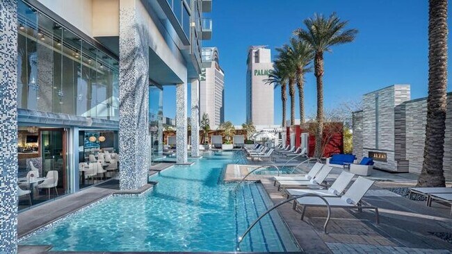 Building Photo - Charming High Floor Strip-Views Palms Stud...