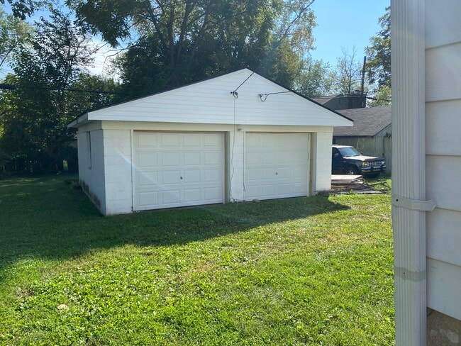 Single car garage with parking on the side - 2611 E Troy Ave