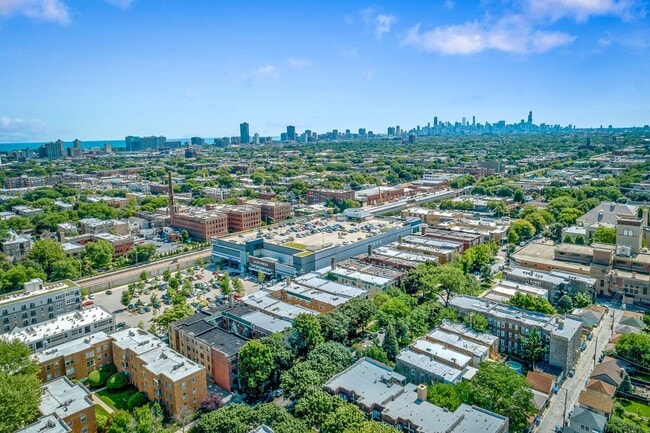 Building Photo - 4879 N Ravenswood Ave