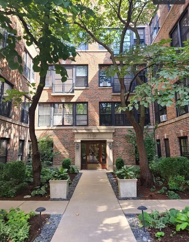 Building Entrance - 2315 N Commonwealth Ave