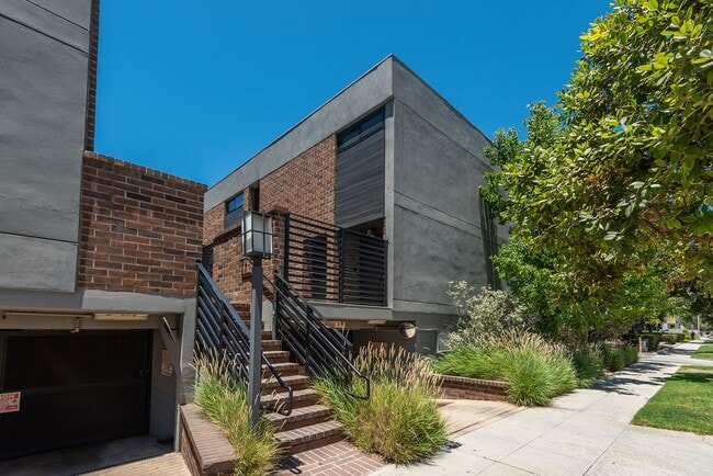 Building Photo - Modern Luxury Townhome in Prime Beverly Hills