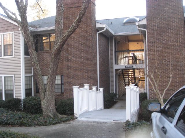 Building Photo - 608 Barrington Hills Dr