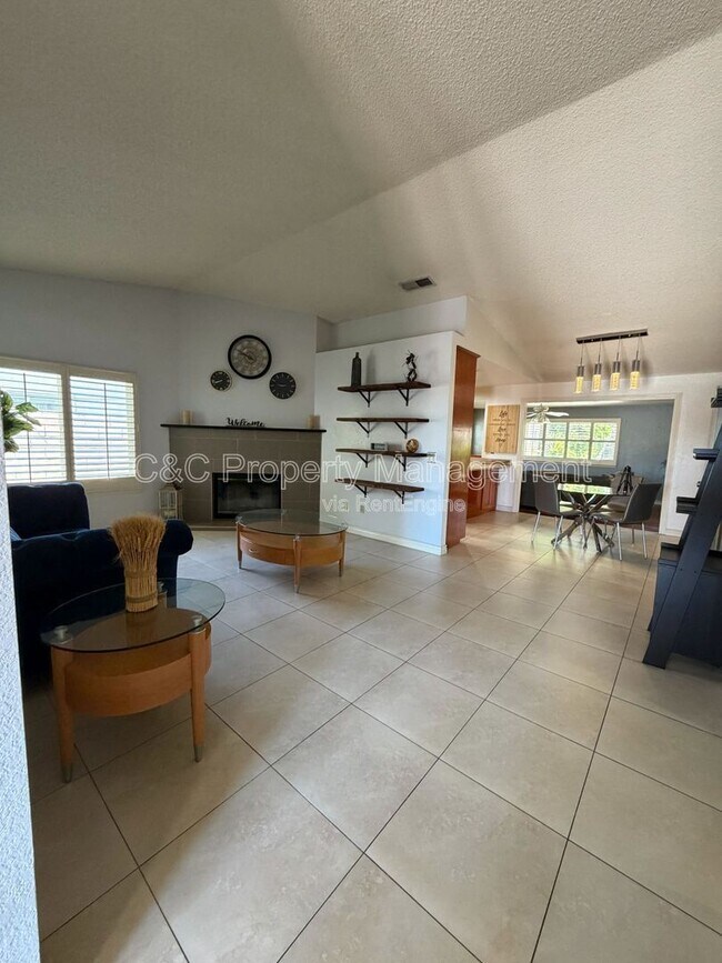 Foto del edificio - 18120 Raymond Ct