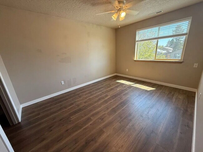 Foto del edificio - "Charming 3-Bedroom Retreat in La Pine with Cozy Fireplace and Spacious Living!"