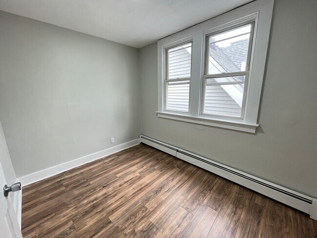 Building Photo - Beautiful East Rock Apt Near Modern Pizza!