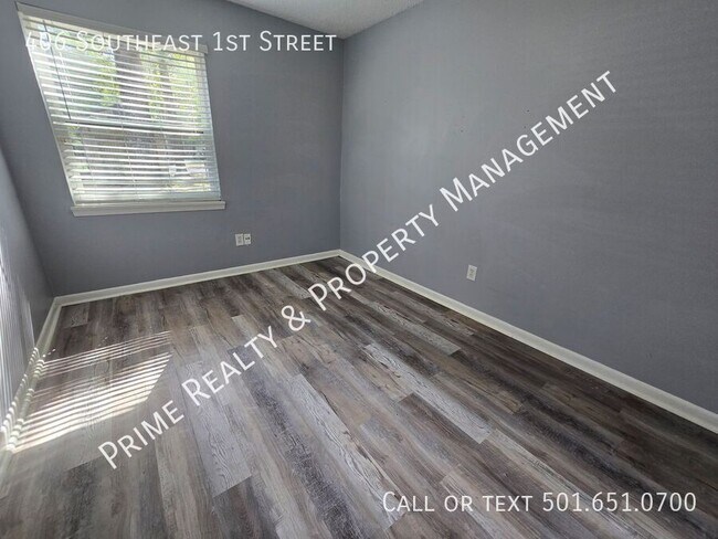 Building Photo - 406 SE 1st St