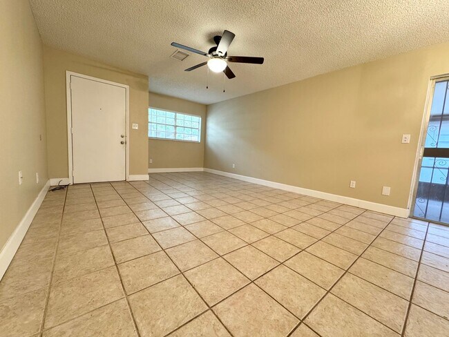 Foto del edificio - Newly Renovated 3/2 Home ~ Updated Kitchen ~ Fenced Yard!