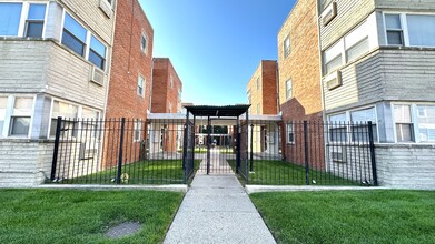 Building Photo - 2409 W Balmoral Ave