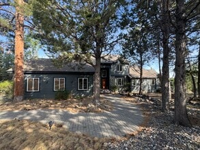 Building Photo - 1016 NW Foxwood Pl