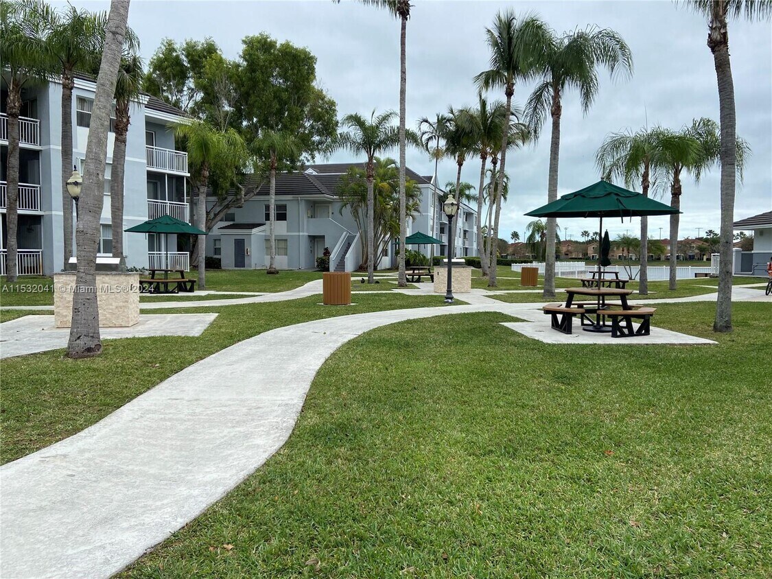 Foto principal - 8660 SW 212th St