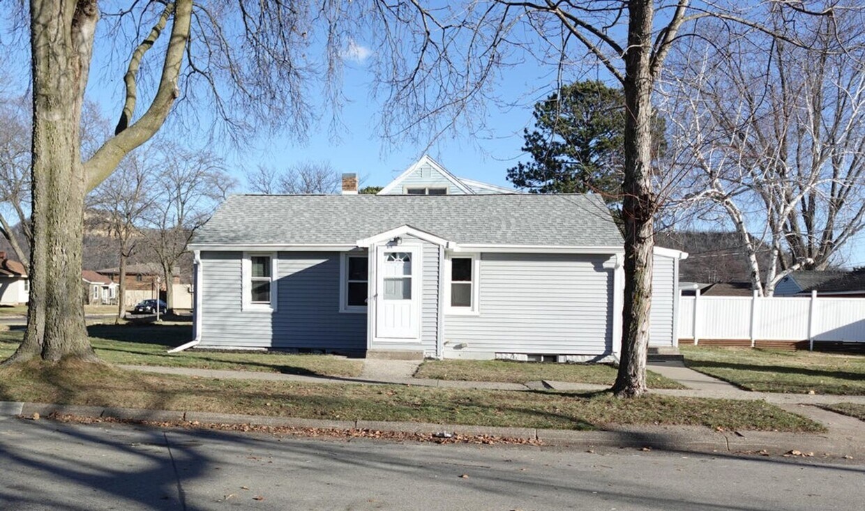 Foto principal - 3 Bed/ 1 bath house in a great location