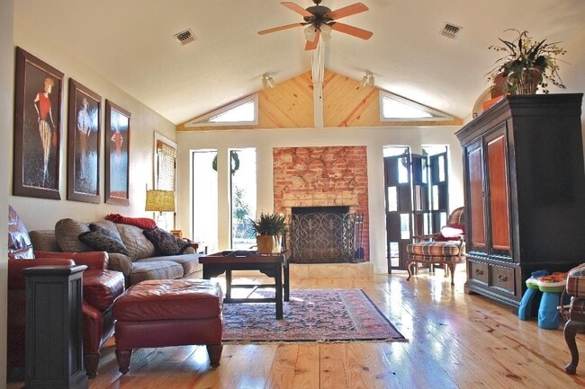 Foto del edificio - 122 Lynne Therese Cir