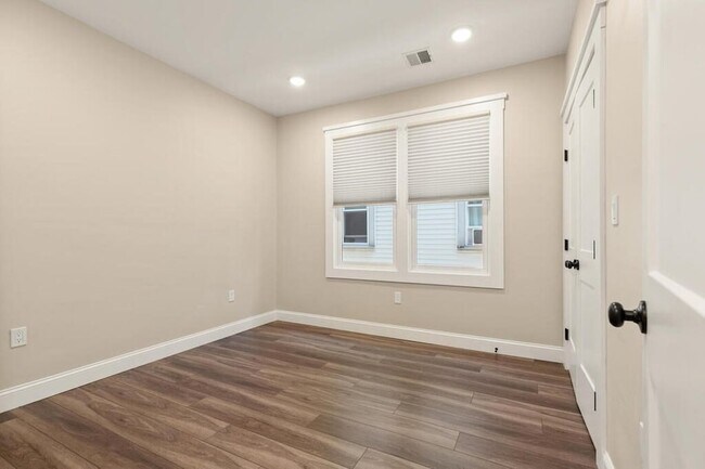 Foto del edificio - 701 E 2nd St