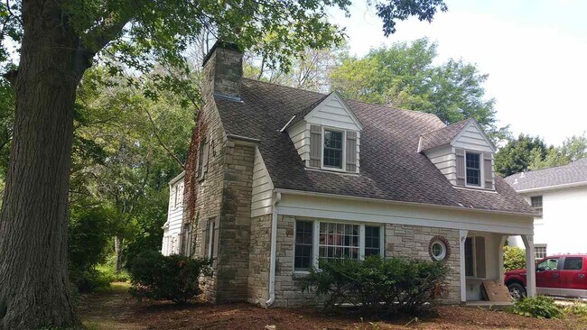 Building Photo - 221 Kensington Dr