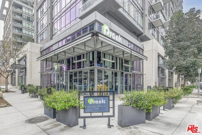 Building Photo - 1100 S Hope St