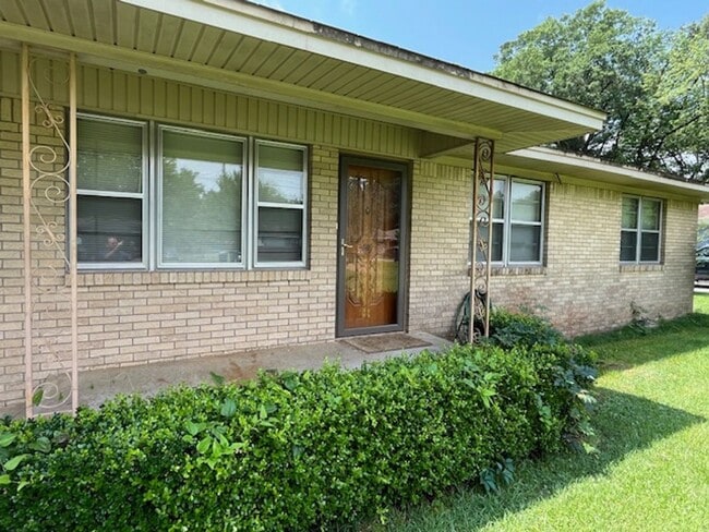 Building Photo - Very nice 3 Bedroom 1.5 Bath Mabelvale Home