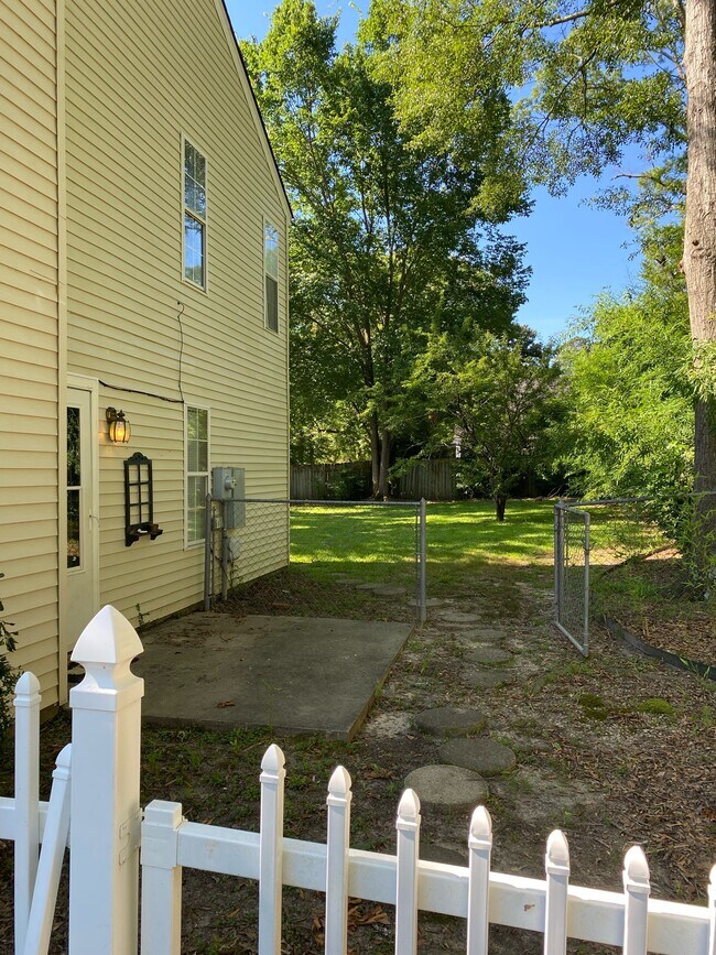 Building Photo - 208 Standifer Ave