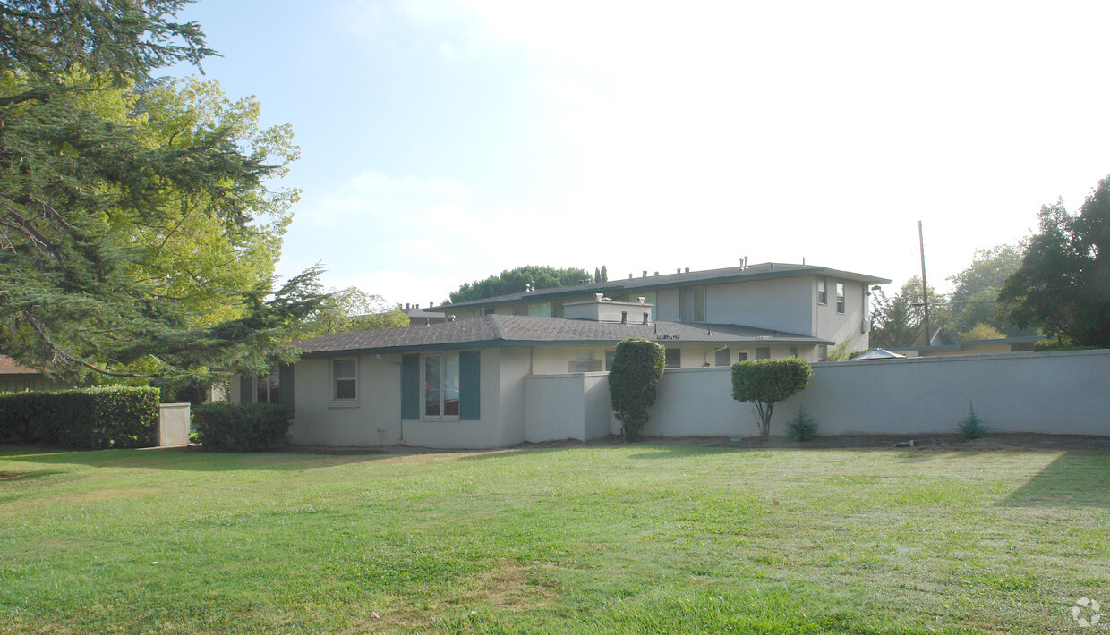 Primary Photo - Pinewood Garden Apartments