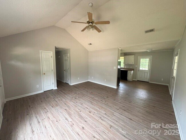 Foto del edificio - 516 Basswood Way